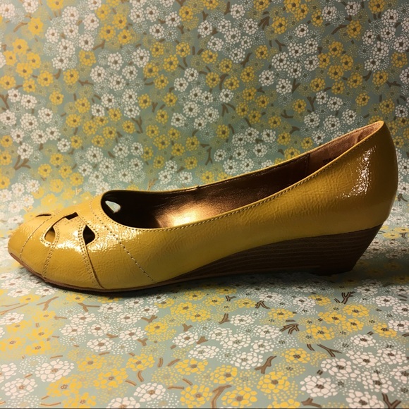Modcloth Shoes - Vintage mod retro lovers HAPPY mellow yellow shoes